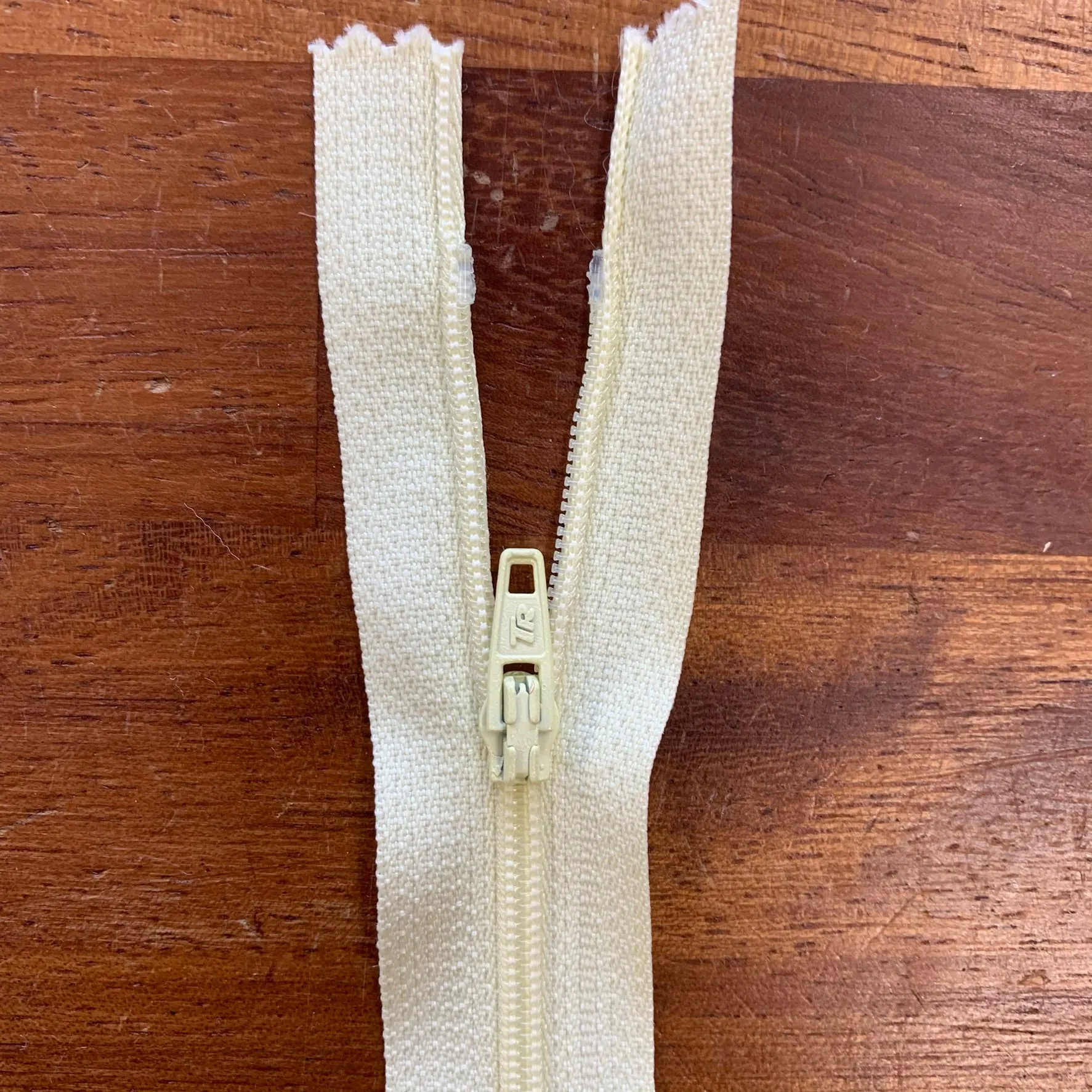 4" / 10cm Nylon Zip  - Select Colour NEW
